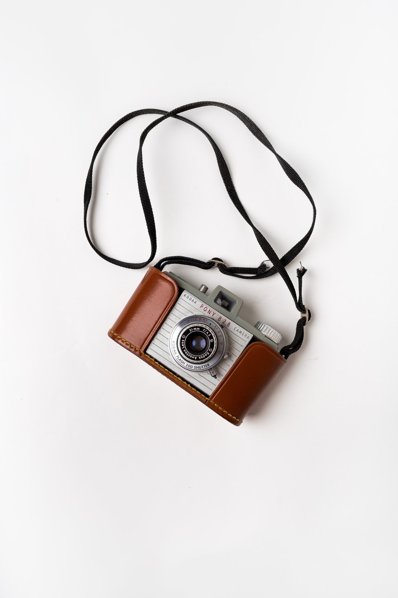 Fotocamera Kodak vintage con guaina e cinturino